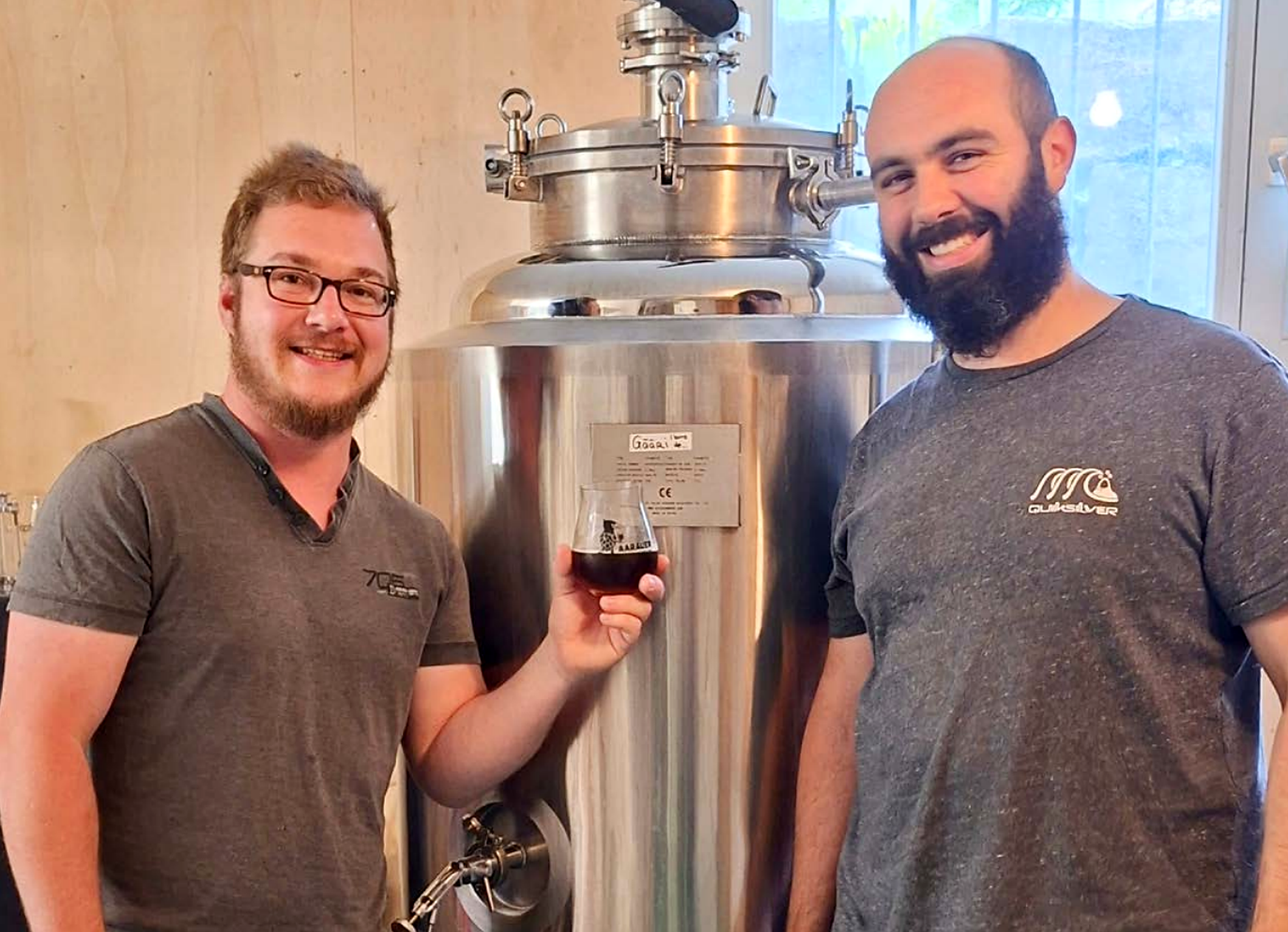 Die Gründer der LUMA Brauerei vor der Brauanlage