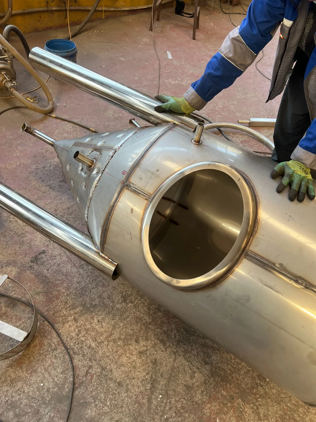 Liegender Behälter des 400-Liter-Doppelsudhauses während der Montage