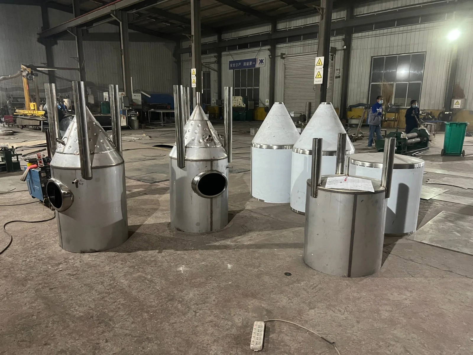 Mehrere Bauteile des neuen Doppelsudhauses in der Werkstatt