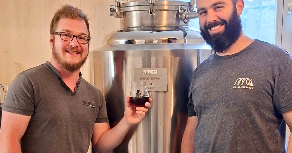 Lukas und Manuel von der LUMA Brauerei vor ihrer Brauanlage